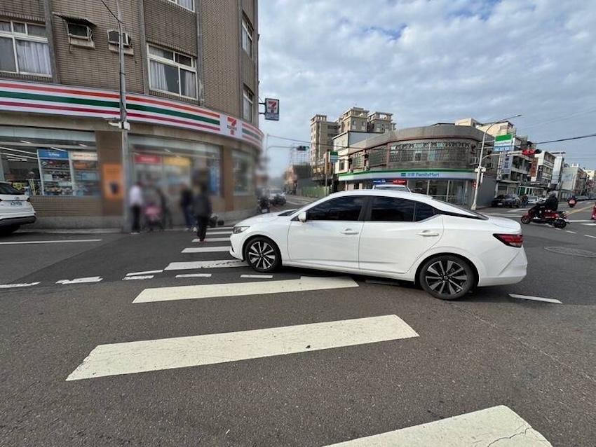 交通部祭出重罰，車輛未依規定停讓，導致行人輕傷將罰 1 萬 8000 元，重傷或死亡處以最高 3 萬 6000 元罰鍰。（圖由警方提供）