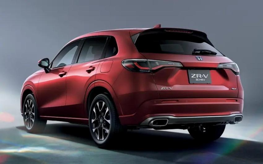 ZR-V 定位在 CR-V 與 HR-V 之間，採用 e:HEV 油電動力。
