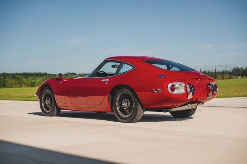 Toyota 2000GT 當年搭載 2.0 升雙凸 6 缸引擎，可以輸出 150 匹馬力。