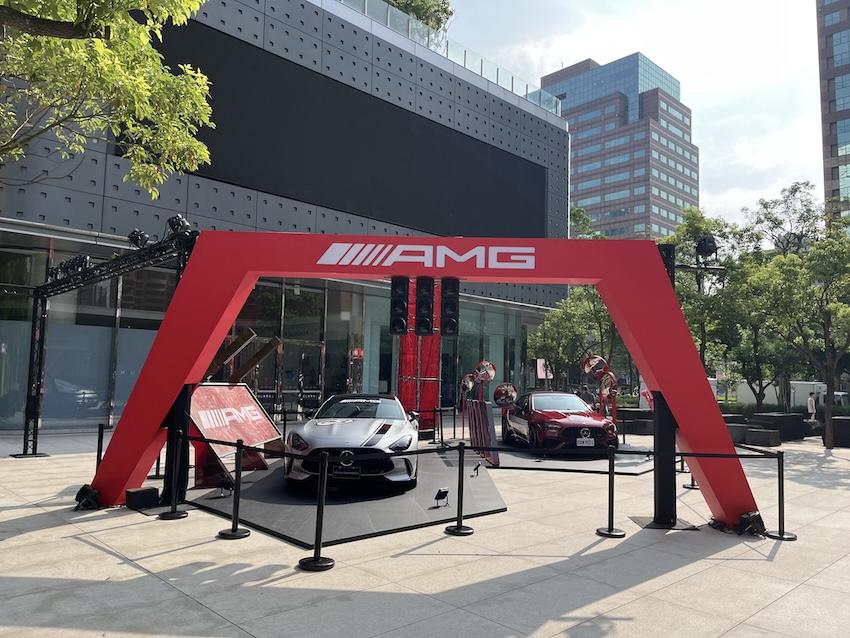 《Mercedes-AMG 極速幻境》特展在遠百信義 A13 廣場展出。