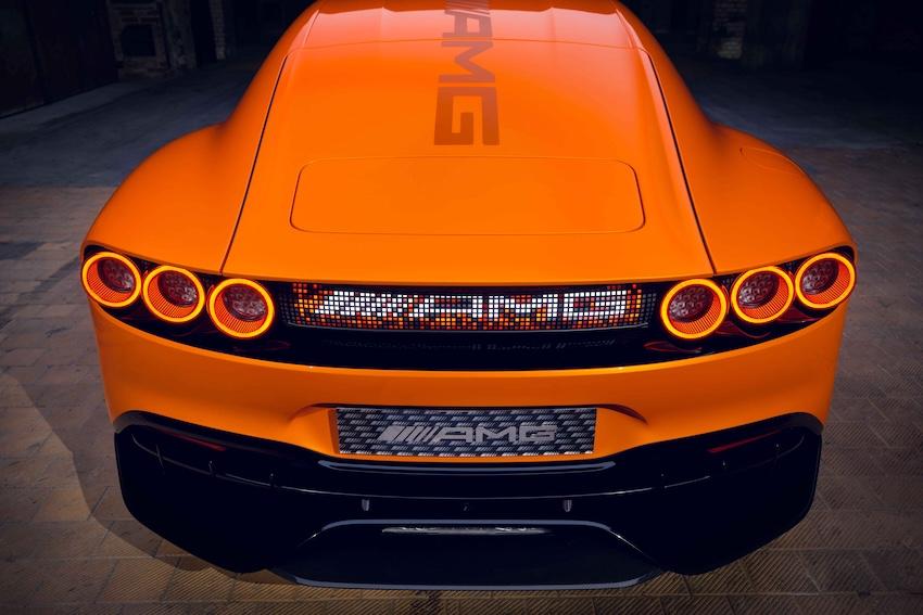 六組紅色圓形尾燈與主動式氣壓尾翼呼應 AMG ONE 的設計語彙。