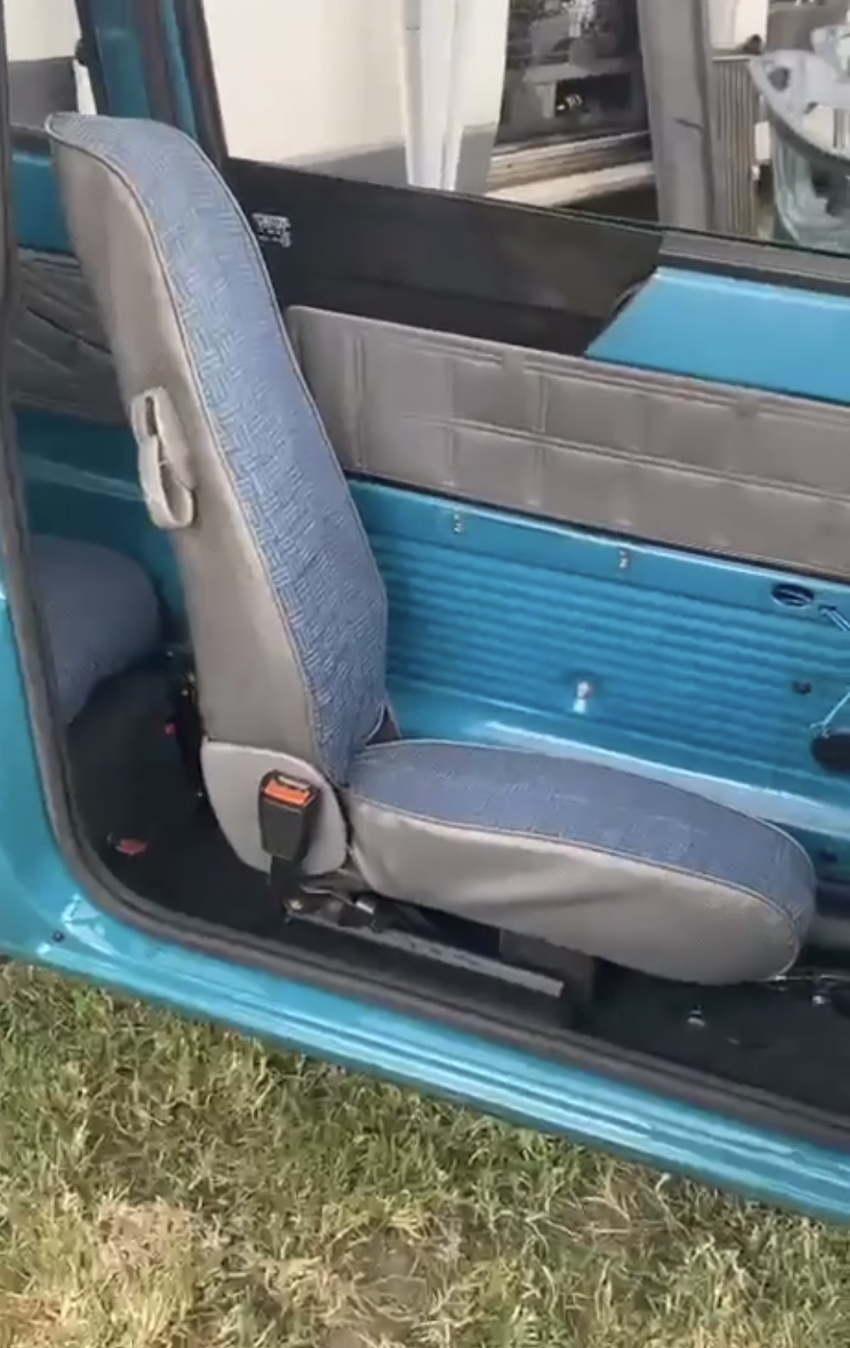 車內只有駕駛座一個座位。