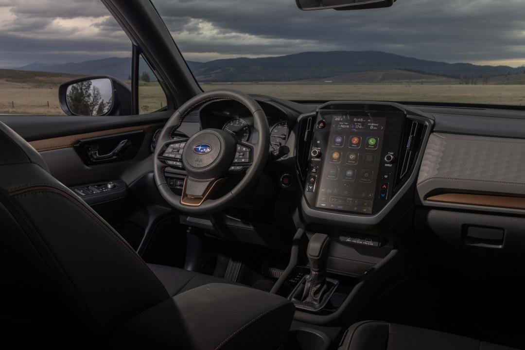 Forester車內比照Crosstrek的設計，採用直列式觸控螢幕以及多層次布局。