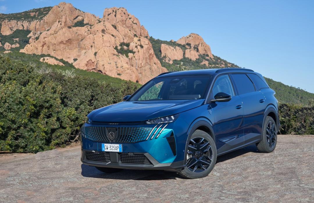 Peugeot 5008維持沉穩大氣的身形，更能彰顯「獅王」風範。