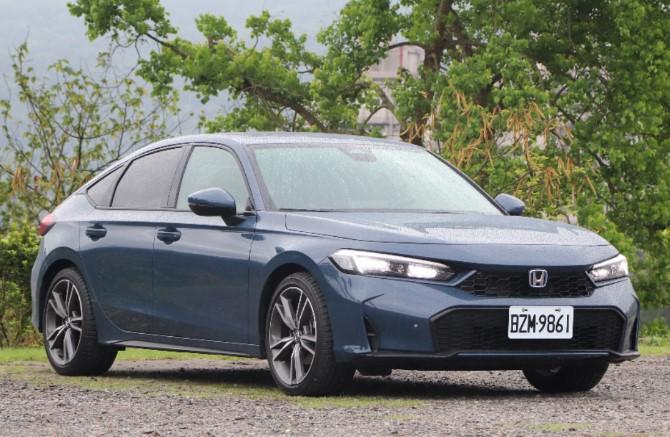 Honda Civic e:HEV小改款登場，同步推出新車色深海藍，在動感中帶些沉穩氣息，售價127.9萬元。
