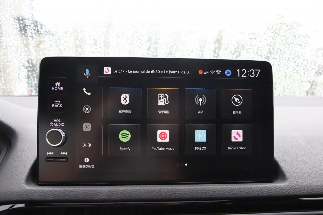 9吋的中控螢幕升級為Google Build-in車機，連接熱點後就能下載Youtube Music、Spotify等App使用。