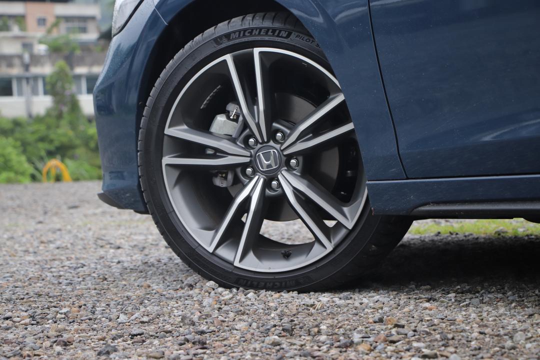 踩著235／40R18低扁平比的米其林PS4S輪胎，既能帶來更高的操控樂趣，也能兼顧駕駛舒適性。