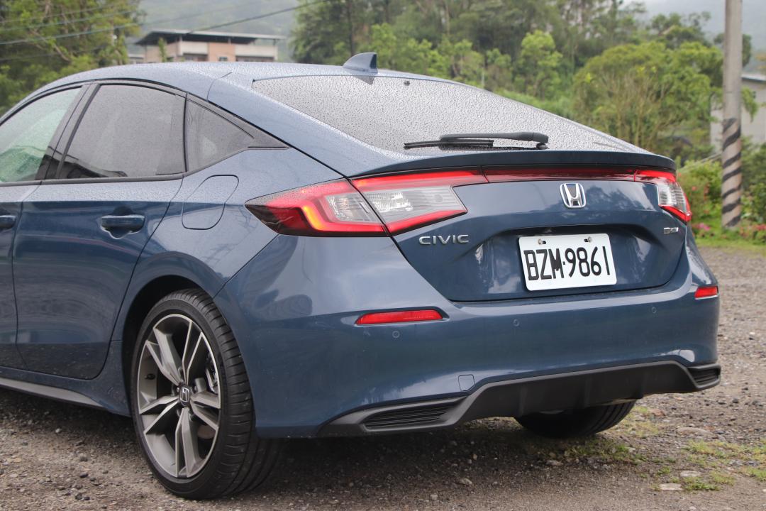 斜背式車尾打造出運動風格，略微可惜的是無電動尾門配置。
