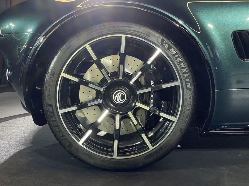 Roadster 車型採用 21 吋輪圈強化跑格。
