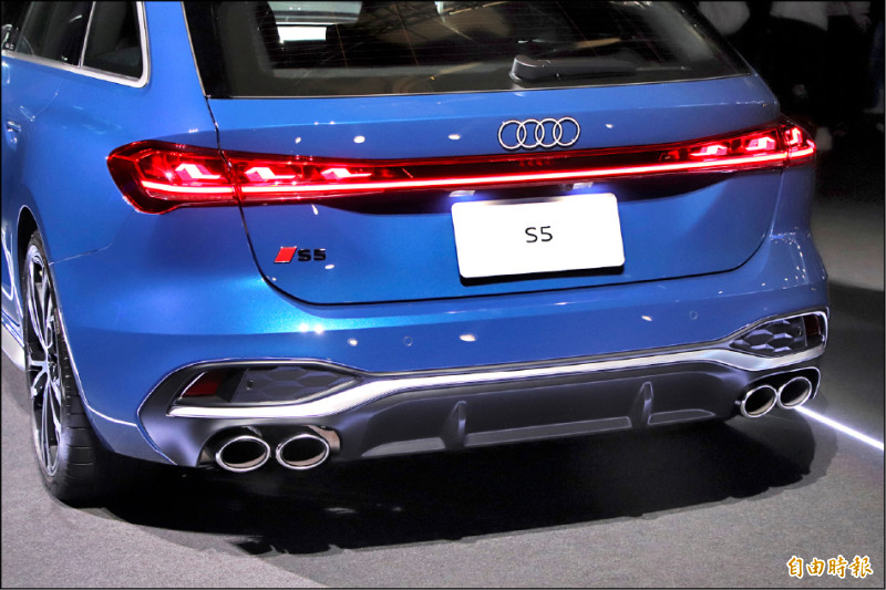 S5 Avant搭載Digital OLED 2.0尾燈，配置雙邊雙出尾管，展現蓄勢待發的性能感。（記者陳英傑攝）