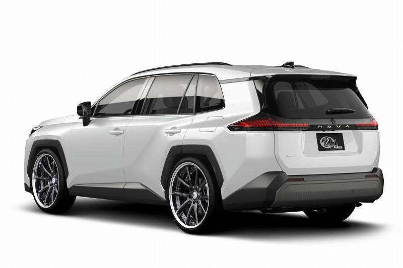 透過降低車高及換裝 21 吋特製輪圈，讓入門車型變得更加搶眼有型。