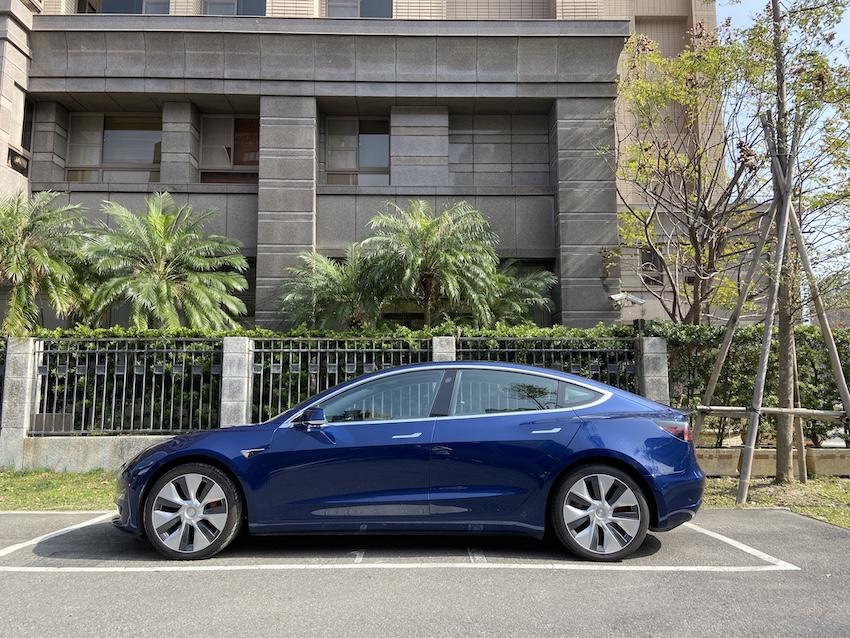 公路局表示，比較各國規範後，以車輛 B 柱為主要分水嶺。