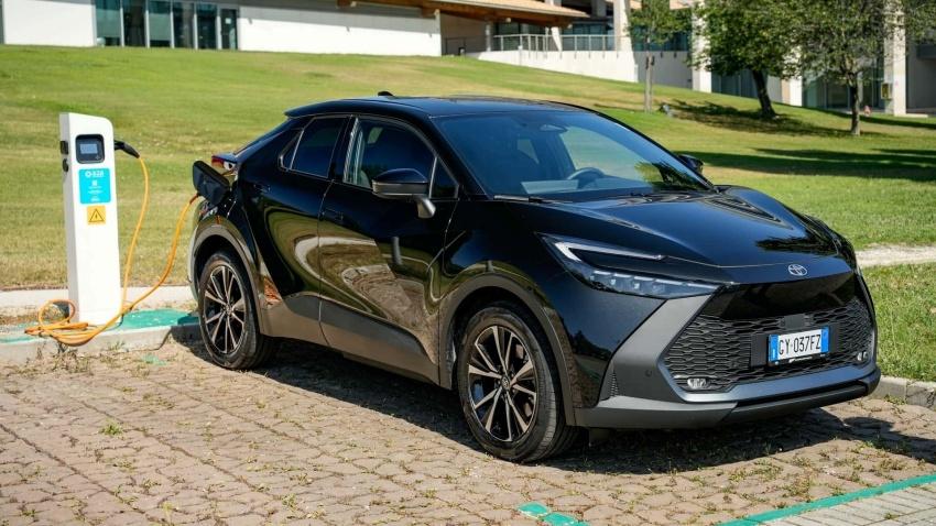 PHEV 由於有純電行駛模式因此更為省油，但研究指出必須擁有私人車位與充電樁才行。