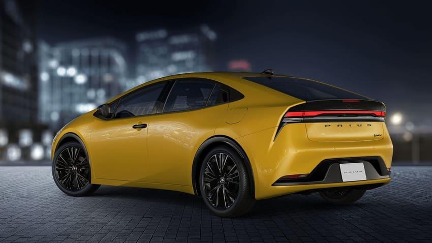 搭載 2.0 升 PHEV 插電式油電動力選擇，可提供 223 匹綜效馬力輸出，以及近百公里的純電續航表現。