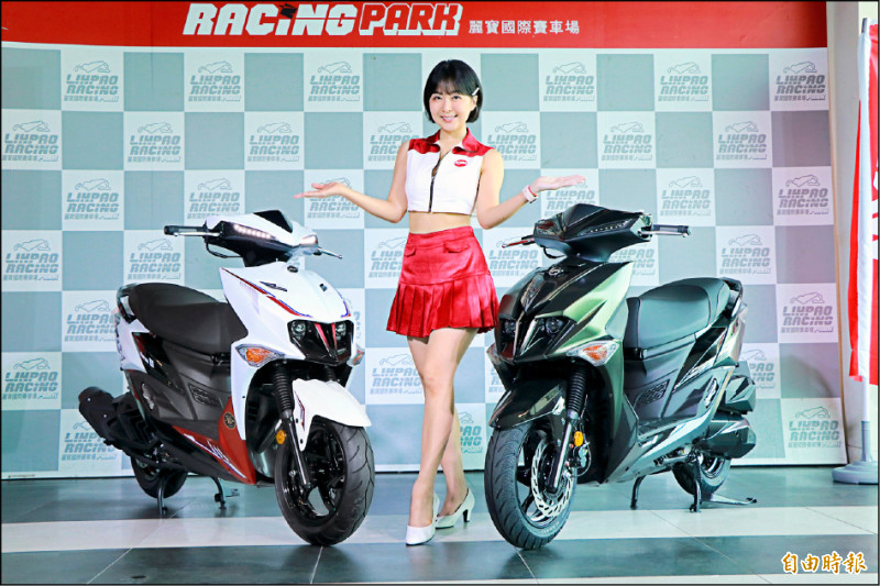 三陽全新發表的JET SL+ Super C連冠10周年特仕版（左）與JET SL Super C，性能強化並且更省油。（記者蘇銘翰攝）