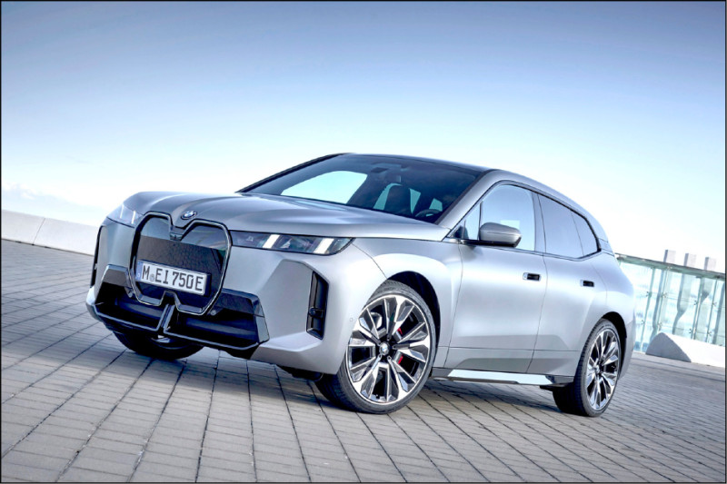xDrive60 M Sport作為車系頂規之選，升級搭載進階運動化套件提升性能氣勢。