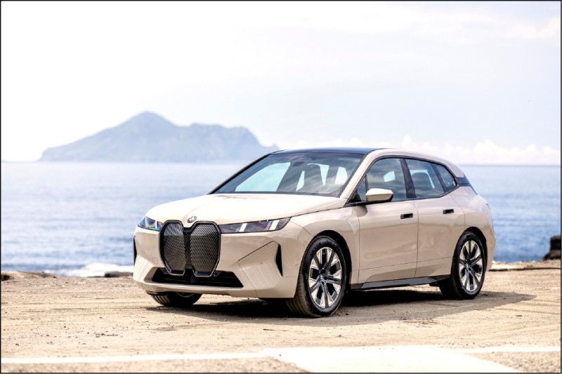 擔任車系入門之選的iX xDrive Excellence主打優雅風格，整體造型更為洗鍊精緻。