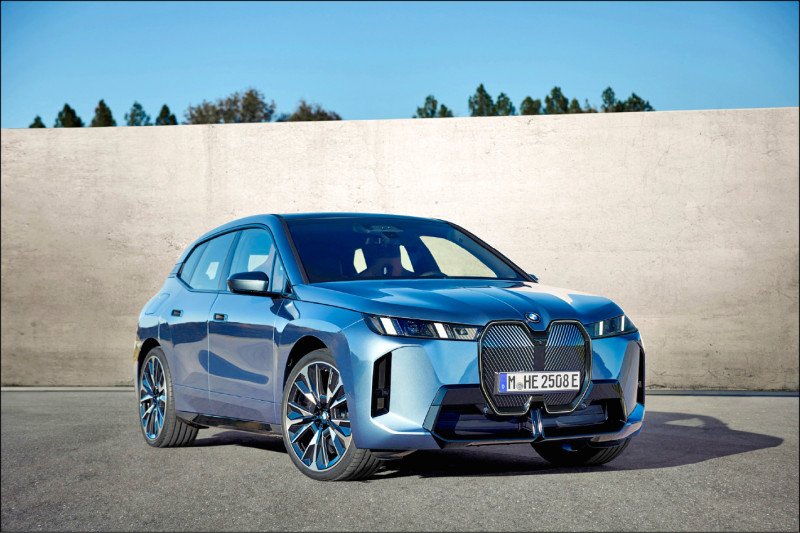 小改款BMW iX換裝，以嶄新動感面容強勢來襲，售價338萬元起。圖為xDrive45 M Sport車型。