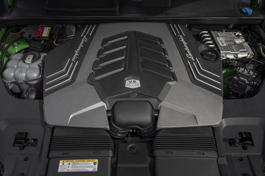 V8引擎本體即可提供620匹馬力，加入油電系統之後更擁有800匹綜效輸出。