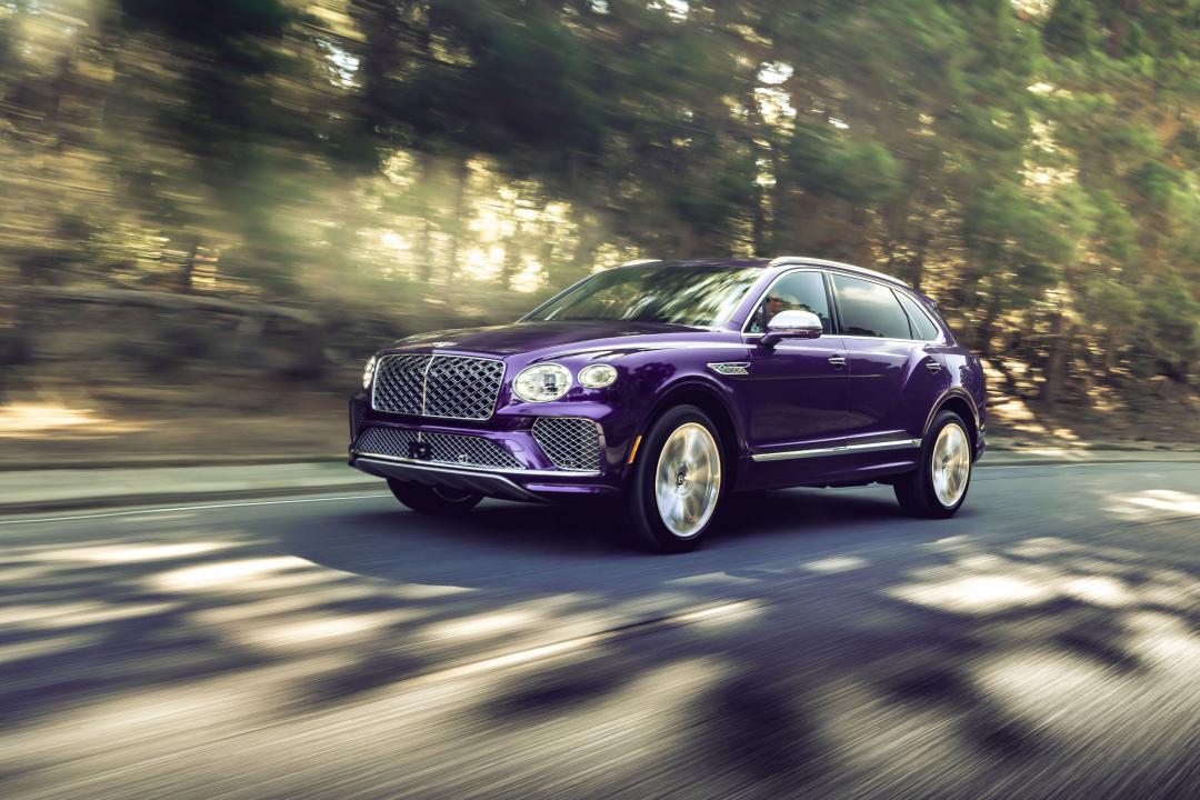 Bentley Bentayga EWB車頭換裝專屬鍍鉻水箱護罩設計，讓整體面容更顯霸氣有型。