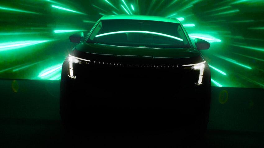 Skoda 釋出全新純電休旅預告圖，揭露車頭照明設計，中央還設有飾光燈帶。