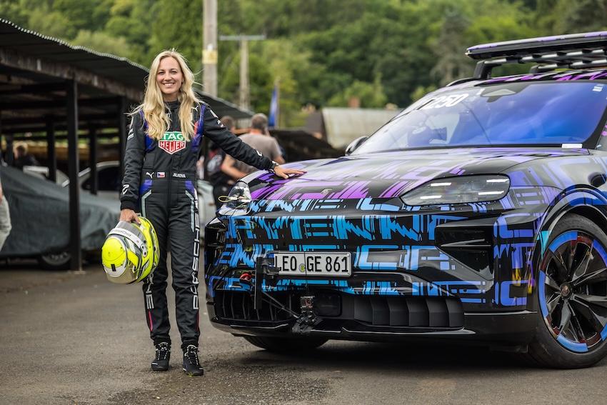 TAG Heuer 保時捷電動方程式車隊的模擬器與研發車手 Gabriela Jílková，駕駛偽裝版電動 Cayenne。