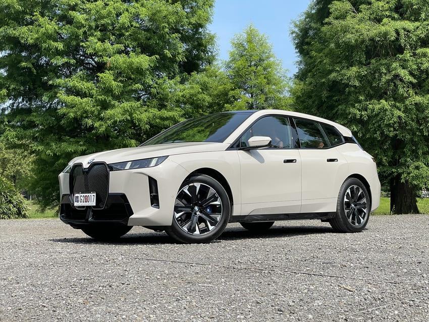 透過小改款 iX xDrive45 M Sport 試駕機會，感受 BMW 純電旗艦休旅升級之後的全新魅力，新車售價為 368 萬元。