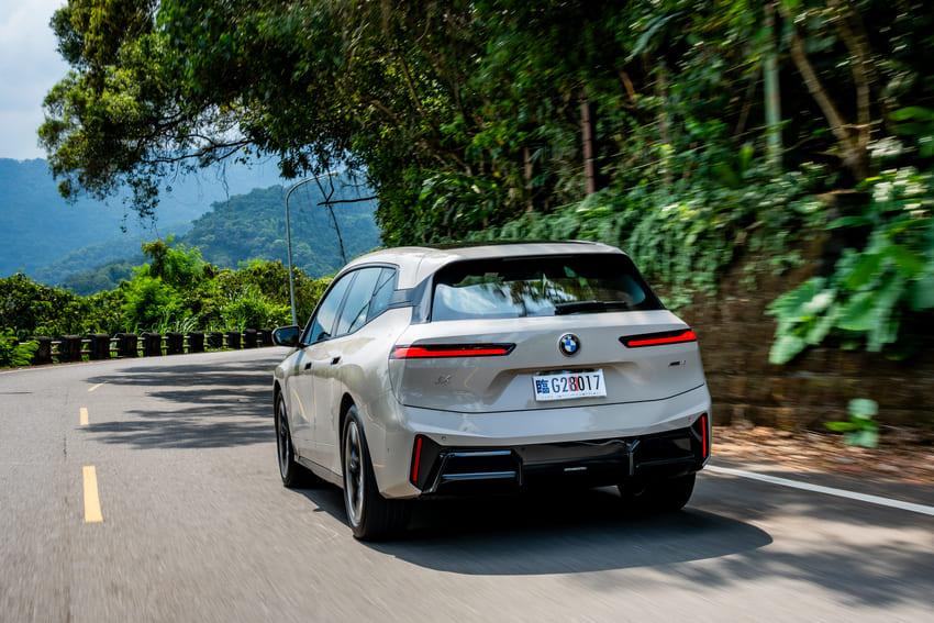 即使身為體型壯碩的休旅車仍展現不俗操控身手，這也是 BMW 魅力所在。