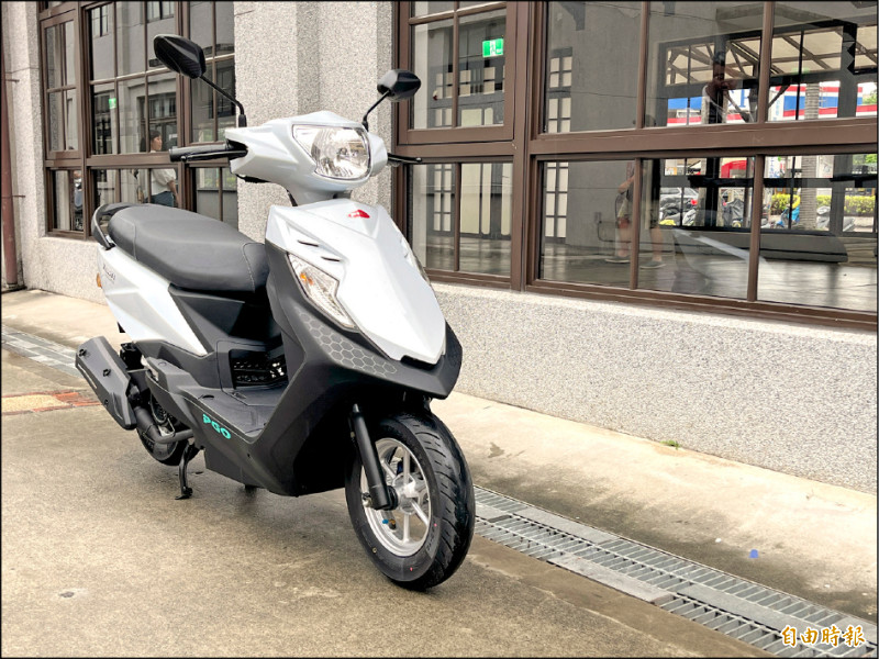 PGO isavR威力125主打國民機車市場，以65.6km/l的平均油耗領先群雄。同時配置同級最低的753mm座高，讓車主得以雙腳平貼地面，騎乘更舒適。（記者陳英傑攝）