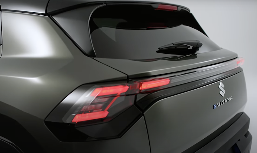 車尾將 Suzuki 廠徽與 e Vitara 字樣置中。