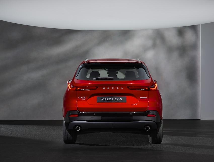 車尾以 MAZDA 字樣取代廠徽。