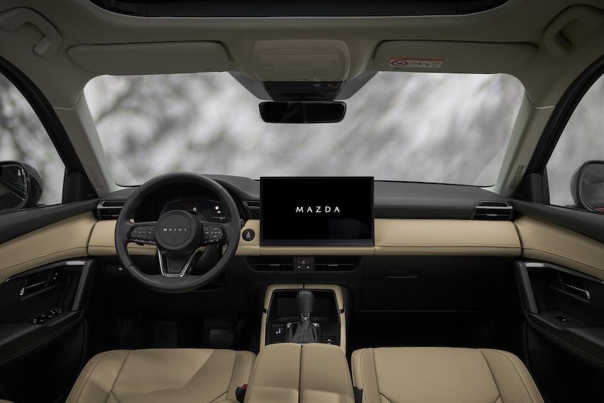 中央大型螢幕根據車型不同，有 12.9 吋或 15.6 吋兩種。