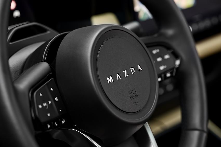 方向盤也以以 MAZDA 字樣取代廠徽。