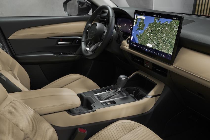 CX-5 改款前，將多數功能整合到中央觸控螢幕。