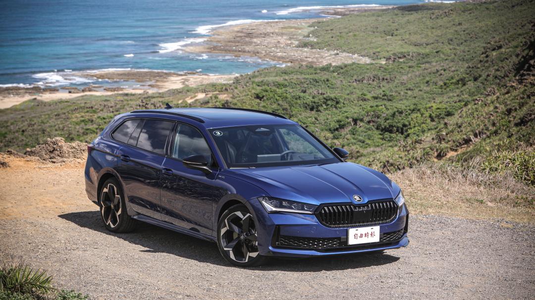新一代Superb展現新世代旗艦風範,同樣提供房車、旅行車選擇,此回試駕車型為旅行車頂規的Superb Combi SportPlus。(記者鄭世樺攝)