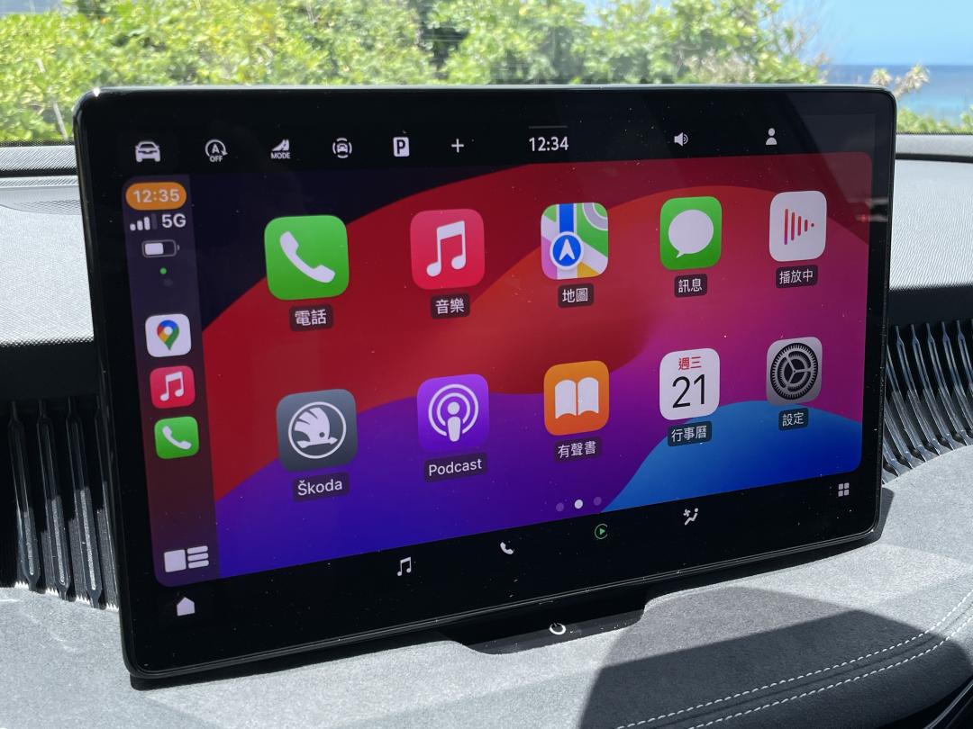 車載系統支援無線Apple CarPlay連結功能,展現科技便利性。
