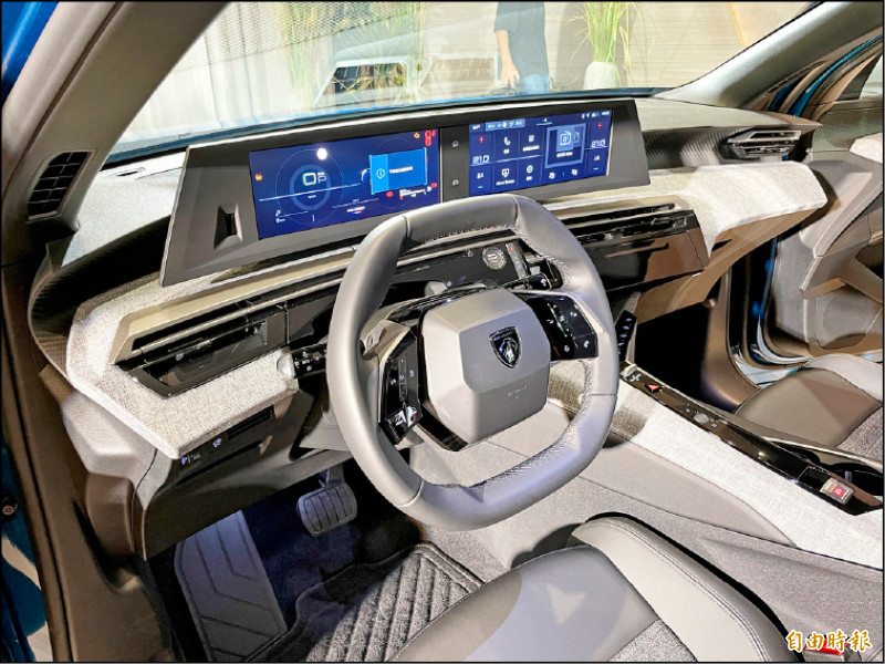 兩車同為Panoramic i-Cockpit內裝鋪陳，頂規車型更升級搭載21吋全景式曲面數位螢幕。圖為全新3008 GT Cielo。（記者陳弘智攝）