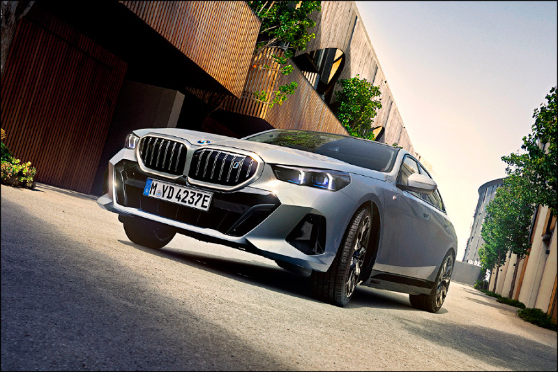 BMW台灣官網上架新年式i5與i5 Touring車系,續航里程升級提升實用性。圖為i5 eDrive40。