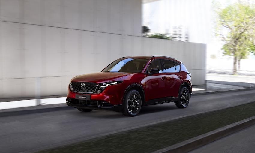 改款 CX-5 車艙空間更大，然採用大型中控觸控螢幕，取代實體按鍵與旋鈕，也引起廣大討論。（圖片來源：Mazda）