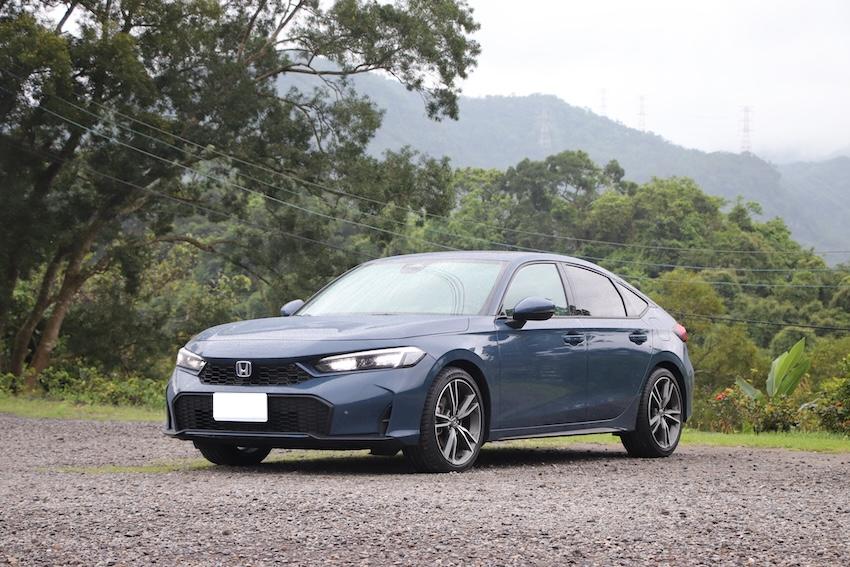 台灣販售的 Civic 小改款，新車色為深海藍。(攝影：記者陳英傑)
