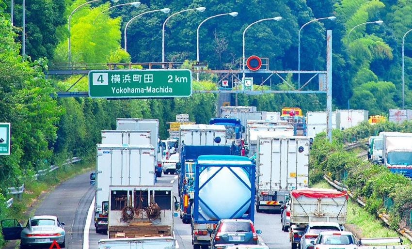 日媒指出高速公路塞車原因很大部分來自地形變化。