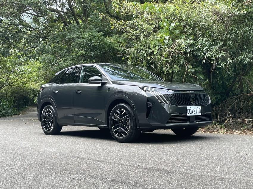 此回試駕主角為擔任大改款 3008 車系頂規之選的 GT Cielo 車型，售價為 144.8 萬元。