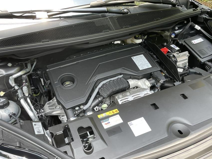 搭載以 1.2 升渦輪汽油引擎為主的 P2 Hybrid 油電系統，雖為 48V 輕油電設定，但可短程純電行駛。。