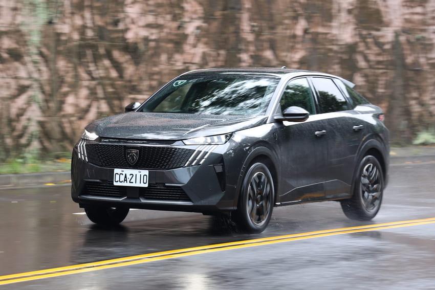 紮實的底盤設定是 Peugeot 的拿手好戲，賦予大改款 3008 俐落靈巧的駕馭感受。