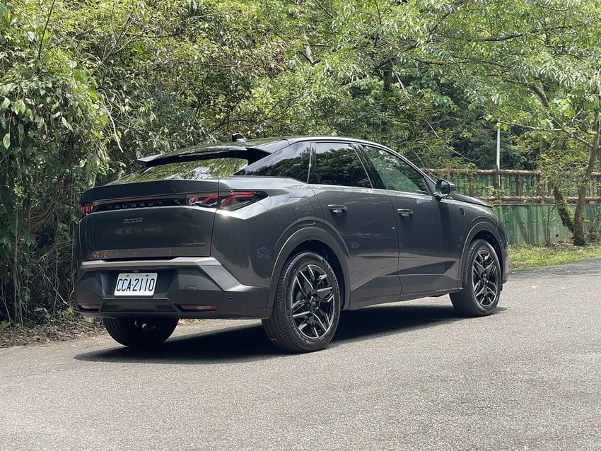 大改款 3008 轉型 Fastback 斜背跑旅，進一步強化動感氣勢。