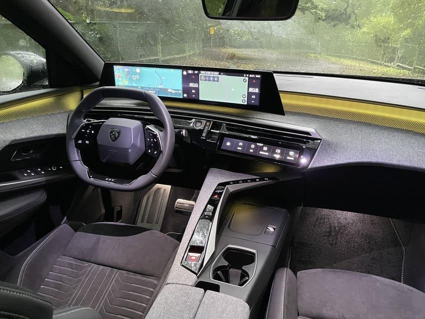 全新 i-Cockpit 數位化座艙採用 21 吋一體式曲面螢幕配置，整體設計極具科技感。