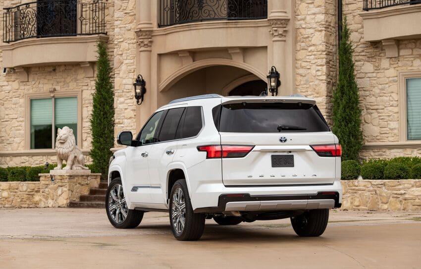 Sequoia 為 Toyota 旗下旗艦級 SUV，整體車格比 Land Cruiser 300 更大一些。