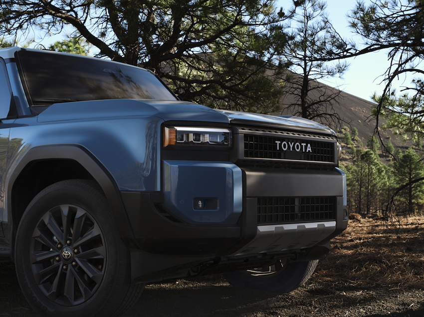 車頭有“TOYOTA” 字樣車標，是全新 Land Cruiser 特色之一。