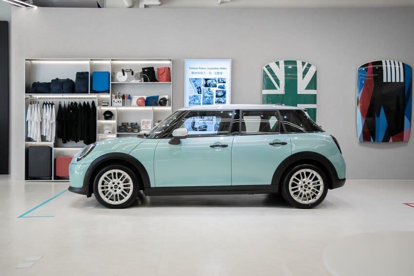 MINI Cooper 5-Door 掀背車的靈巧車身適合都會穿梭，身後也展示一系列  Lifestyle 生活精品。