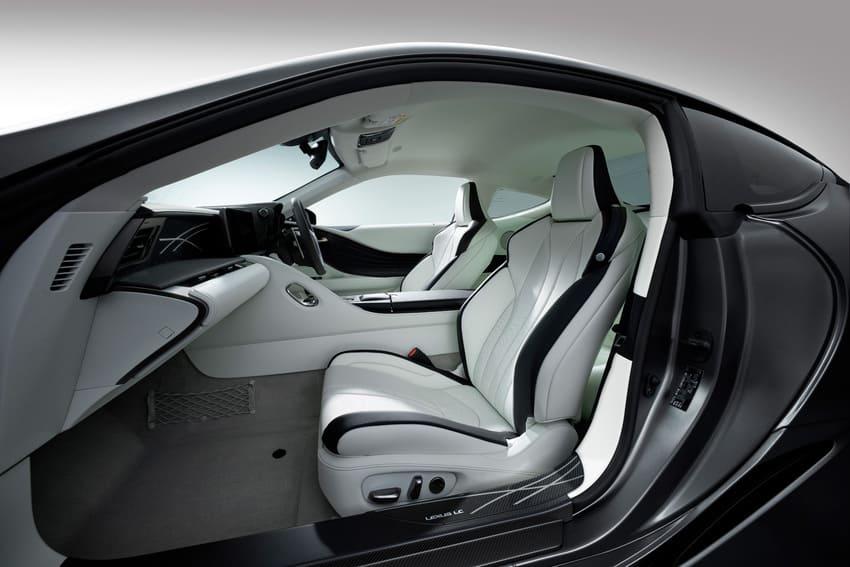 上圖為 LC500 Pinnacle 特仕版內裝，下圖則為 Convertible 內裝。